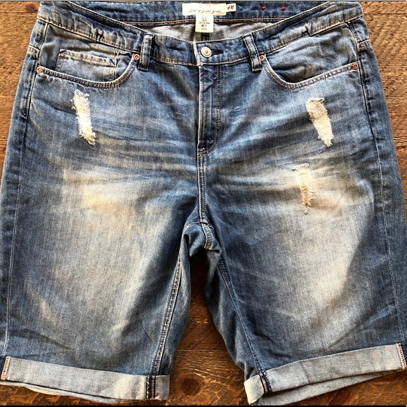 H&M Pants - 🌻H&M distressed jean shorts